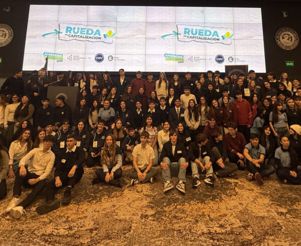 Más de 3.000 acciones vendidas de 300 emprendimientos jóvenes: así se vivió la Rueda de Capitalización de Aprender a emprender 2026